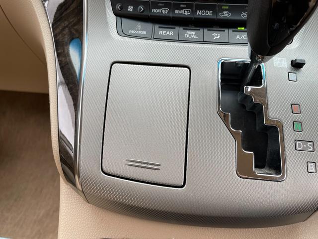 ヴェルファイアハイブリッド Ｖ　４ＷＤ　保証付　最長３年保証　事故無　Ｔチェーン　純正ＨＤＤナビ　ＣＤ　ＤＶＤ　フルセグ　Ｂｌｕｅｔｏｏｔｈ　Ｂカメラ　後席モニター　ＥＴＣ　プッシュスタート　両側パワスラ　パワーシート　クルコン（65枚目）