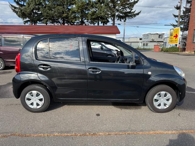 パッソ Ｘ　クツロギ　保証付　最長３年保証　事故無　Ｔチェーン　社外ＣＤ　スマートキー　ベンチシート　ワイパーデアイサー　電格ミラー　盗難防止装置　ＡＢＳ　ＷＳＲＳ（5枚目）