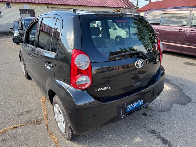 パッソ Ｘ　クツロギ　保証付　最長３年保証　事故無　Ｔチェーン　社外ＣＤ　スマートキー　ベンチシート　ワイパーデアイサー　電格ミラー　盗難防止装置　ＡＢＳ　ＷＳＲＳ（8枚目）