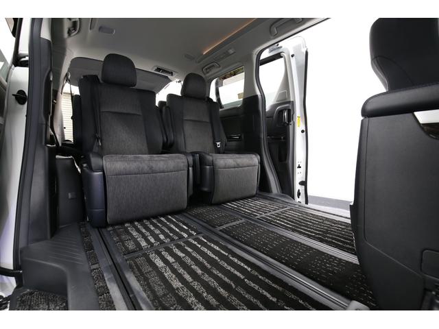 【リラックスキャプテンシート】後部座席も気になるようなキズ・汚れやへたり等、大きなダメージはなく、良好なシート状態です♪