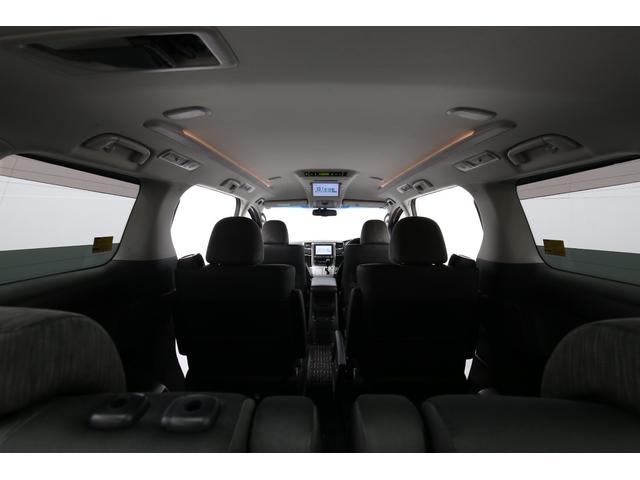 【リヤエンターテイメント】家族や友人とお出かけする機会が多い方に大人気の後席モニターを装備♪テレビやＤＶＤなど前後別々の映像でも再生できるので、ロングドライブでも皆さん快適にお過ごしいただけますね★