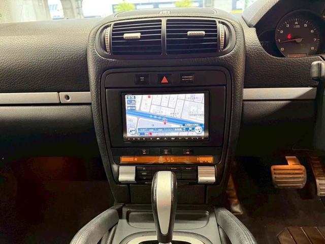 カイエン ベースグレード　４ＷＤ　ドライブレコーダー　ナビ　ＴＶ　アルミホイール　ＡＴ　盗難防止システム　ＡＢＳ　エアコン　パワーステアリング　パワーウィンドウ（3枚目）