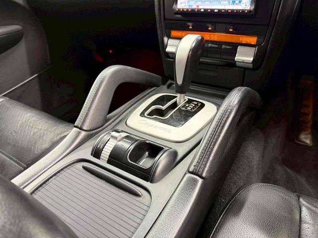 カイエン ベースグレード　４ＷＤ　ドライブレコーダー　ナビ　ＴＶ　アルミホイール　ＡＴ　盗難防止システム　ＡＢＳ　エアコン　パワーステアリング　パワーウィンドウ（4枚目）