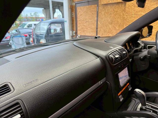 カイエン ベースグレード　４ＷＤ　ドライブレコーダー　ナビ　ＴＶ　アルミホイール　ＡＴ　盗難防止システム　ＡＢＳ　エアコン　パワーステアリング　パワーウィンドウ（5枚目）