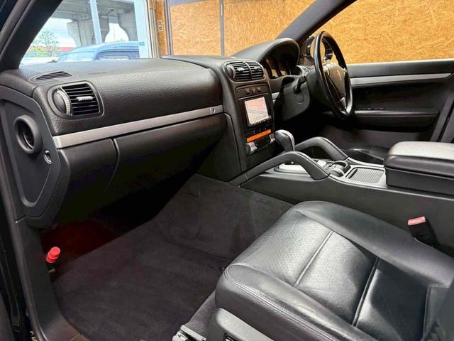 カイエン ベースグレード　４ＷＤ　ドライブレコーダー　ナビ　ＴＶ　アルミホイール　ＡＴ　盗難防止システム　ＡＢＳ　エアコン　パワーステアリング　パワーウィンドウ（6枚目）