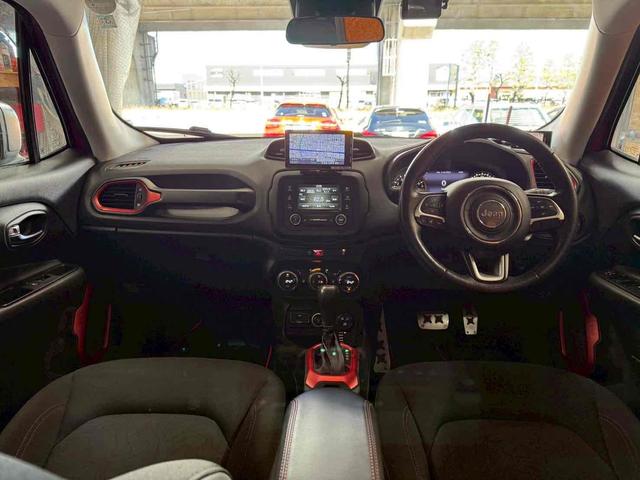 ジープ・レネゲード トレイルホーク　４ＷＤ　ドライブレコーダー　バックカメラ　オートクルーズコントロール　ナビ　オートライト　ＨＩＤ　アルミホイール　スマートキー　ＡＴ　盗難防止システム　ＡＢＳ　エアコン　パワーステアリング（2枚目）