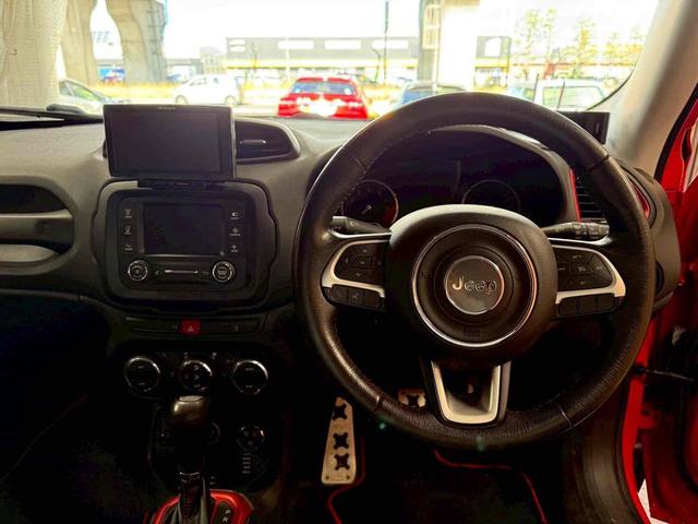 ジープ・レネゲード トレイルホーク　４ＷＤ　ドライブレコーダー　バックカメラ　オートクルーズコントロール　ナビ　オートライト　ＨＩＤ　アルミホイール　スマートキー　ＡＴ　盗難防止システム　ＡＢＳ　エアコン　パワーステアリング（3枚目）