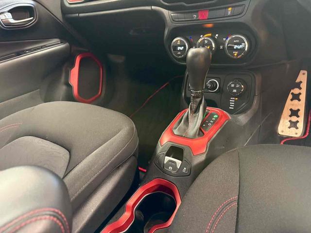 ジープ・レネゲード トレイルホーク　４ＷＤ　ドライブレコーダー　バックカメラ　オートクルーズコントロール　ナビ　オートライト　ＨＩＤ　アルミホイール　スマートキー　ＡＴ　盗難防止システム　ＡＢＳ　エアコン　パワーステアリング（6枚目）