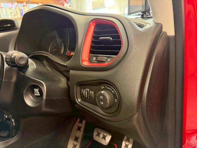 ジープ・レネゲード トレイルホーク　４ＷＤ　ドライブレコーダー　バックカメラ　オートクルーズコントロール　ナビ　オートライト　ＨＩＤ　アルミホイール　スマートキー　ＡＴ　盗難防止システム　ＡＢＳ　エアコン　パワーステアリング（7枚目）