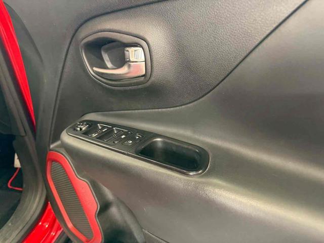 ジープ・レネゲード トレイルホーク　４ＷＤ　ドライブレコーダー　バックカメラ　オートクルーズコントロール　ナビ　オートライト　ＨＩＤ　アルミホイール　スマートキー　ＡＴ　盗難防止システム　ＡＢＳ　エアコン　パワーステアリング（8枚目）