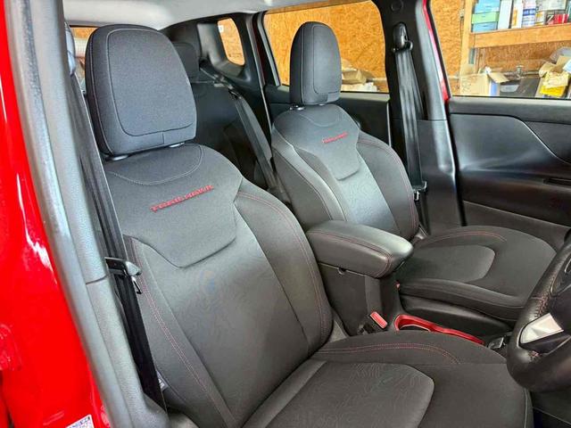 ジープ・レネゲード トレイルホーク　４ＷＤ　ドライブレコーダー　バックカメラ　オートクルーズコントロール　ナビ　オートライト　ＨＩＤ　アルミホイール　スマートキー　ＡＴ　盗難防止システム　ＡＢＳ　エアコン　パワーステアリング（9枚目）