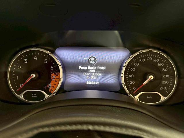 ジープ・レネゲード トレイルホーク　４ＷＤ　ドライブレコーダー　バックカメラ　オートクルーズコントロール　ナビ　オートライト　ＨＩＤ　アルミホイール　スマートキー　ＡＴ　盗難防止システム　ＡＢＳ　エアコン　パワーステアリング（11枚目）