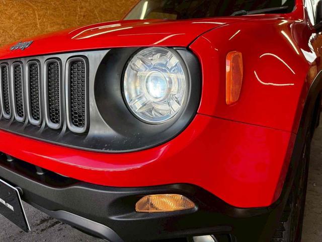 ジープ・レネゲード トレイルホーク　４ＷＤ　ドライブレコーダー　バックカメラ　オートクルーズコントロール　ナビ　オートライト　ＨＩＤ　アルミホイール　スマートキー　ＡＴ　盗難防止システム　ＡＢＳ　エアコン　パワーステアリング（13枚目）