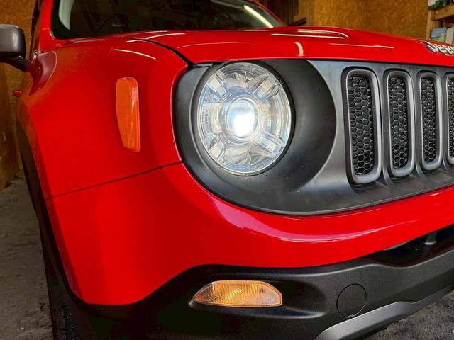 ジープ・レネゲード トレイルホーク　４ＷＤ　ドライブレコーダー　バックカメラ　オートクルーズコントロール　ナビ　オートライト　ＨＩＤ　アルミホイール　スマートキー　ＡＴ　盗難防止システム　ＡＢＳ　エアコン　パワーステアリング（14枚目）