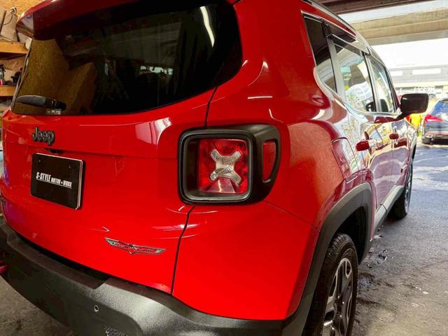 ジープ・レネゲード トレイルホーク　４ＷＤ　ドライブレコーダー　バックカメラ　オートクルーズコントロール　ナビ　オートライト　ＨＩＤ　アルミホイール　スマートキー　ＡＴ　盗難防止システム　ＡＢＳ　エアコン　パワーステアリング（15枚目）