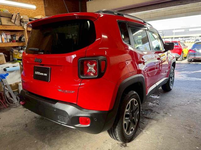 ジープ・レネゲード トレイルホーク　４ＷＤ　ドライブレコーダー　バックカメラ　オートクルーズコントロール　ナビ　オートライト　ＨＩＤ　アルミホイール　スマートキー　ＡＴ　盗難防止システム　ＡＢＳ　エアコン　パワーステアリング（16枚目）