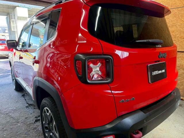 ジープ・レネゲード トレイルホーク　４ＷＤ　ドライブレコーダー　バックカメラ　オートクルーズコントロール　ナビ　オートライト　ＨＩＤ　アルミホイール　スマートキー　ＡＴ　盗難防止システム　ＡＢＳ　エアコン　パワーステアリング（17枚目）