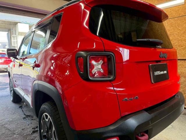 ジープ・レネゲード トレイルホーク　４ＷＤ　ドライブレコーダー　バックカメラ　オートクルーズコントロール　ナビ　オートライト　ＨＩＤ　アルミホイール　スマートキー　ＡＴ　盗難防止システム　ＡＢＳ　エアコン　パワーステアリング（18枚目）