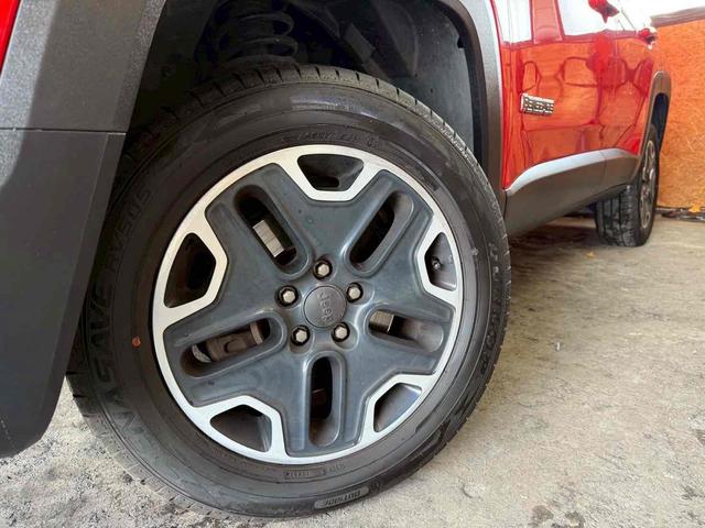 ジープ・レネゲード トレイルホーク　４ＷＤ　ドライブレコーダー　バックカメラ　オートクルーズコントロール　ナビ　オートライト　ＨＩＤ　アルミホイール　スマートキー　ＡＴ　盗難防止システム　ＡＢＳ　エアコン　パワーステアリング（19枚目）