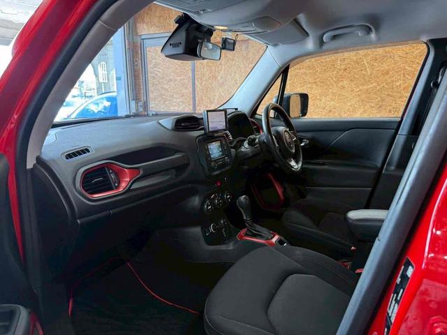 ジープ・レネゲード トレイルホーク　４ＷＤ　ドライブレコーダー　バックカメラ　オートクルーズコントロール　ナビ　オートライト　ＨＩＤ　アルミホイール　スマートキー　ＡＴ　盗難防止システム　ＡＢＳ　エアコン　パワーステアリング（23枚目）
