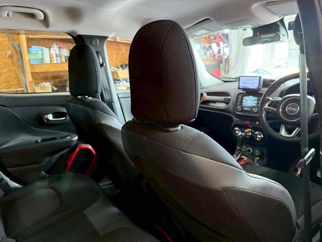 ジープ・レネゲード トレイルホーク　４ＷＤ　ドライブレコーダー　バックカメラ　オートクルーズコントロール　ナビ　オートライト　ＨＩＤ　アルミホイール　スマートキー　ＡＴ　盗難防止システム　ＡＢＳ　エアコン　パワーステアリング（28枚目）
