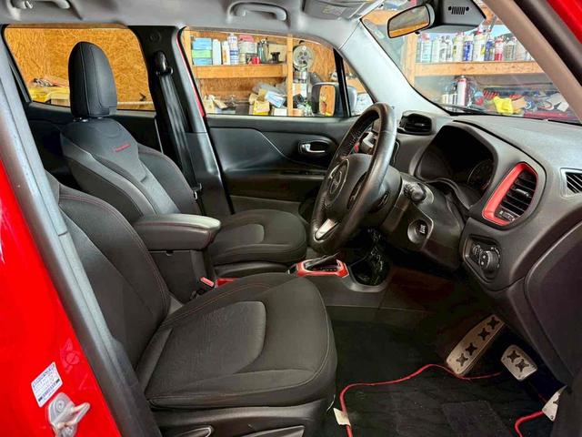 ジープ・レネゲード トレイルホーク　４ＷＤ　ドライブレコーダー　バックカメラ　オートクルーズコントロール　ナビ　オートライト　ＨＩＤ　アルミホイール　スマートキー　ＡＴ　盗難防止システム　ＡＢＳ　エアコン　パワーステアリング（30枚目）