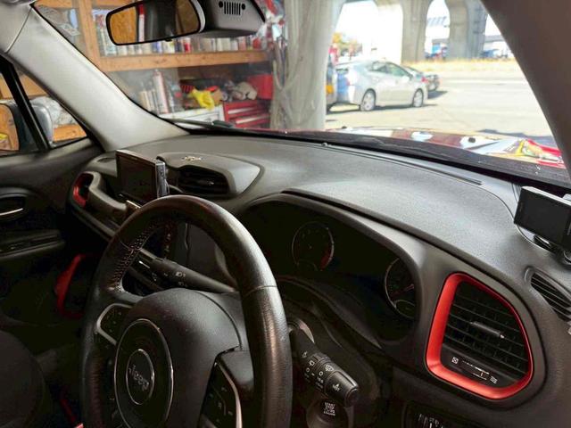 ジープ・レネゲード トレイルホーク　４ＷＤ　ドライブレコーダー　バックカメラ　オートクルーズコントロール　ナビ　オートライト　ＨＩＤ　アルミホイール　スマートキー　ＡＴ　盗難防止システム　ＡＢＳ　エアコン　パワーステアリング（31枚目）