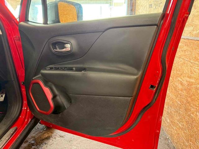 ジープ・レネゲード トレイルホーク　４ＷＤ　ドライブレコーダー　バックカメラ　オートクルーズコントロール　ナビ　オートライト　ＨＩＤ　アルミホイール　スマートキー　ＡＴ　盗難防止システム　ＡＢＳ　エアコン　パワーステアリング（35枚目）