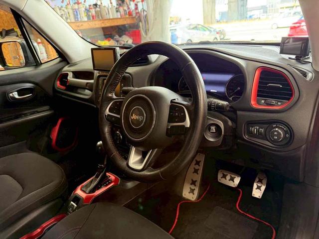 ジープ・レネゲード トレイルホーク　４ＷＤ　ドライブレコーダー　バックカメラ　オートクルーズコントロール　ナビ　オートライト　ＨＩＤ　アルミホイール　スマートキー　ＡＴ　盗難防止システム　ＡＢＳ　エアコン　パワーステアリング（36枚目）