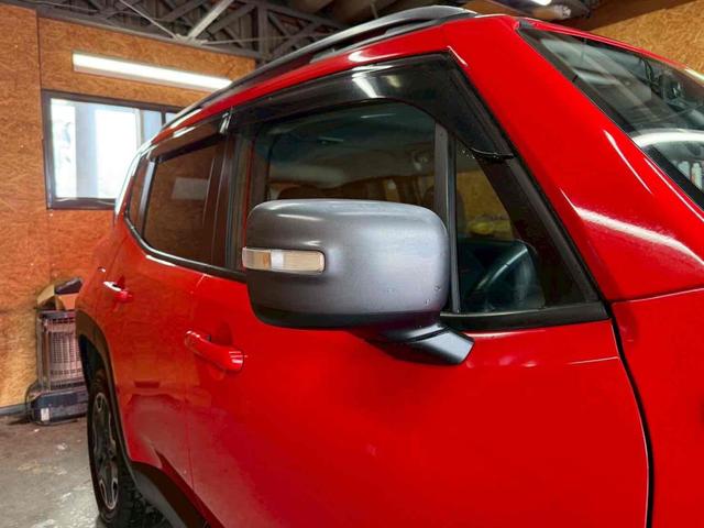 ジープ・レネゲード トレイルホーク　４ＷＤ　ドライブレコーダー　バックカメラ　オートクルーズコントロール　ナビ　オートライト　ＨＩＤ　アルミホイール　スマートキー　ＡＴ　盗難防止システム　ＡＢＳ　エアコン　パワーステアリング（53枚目）