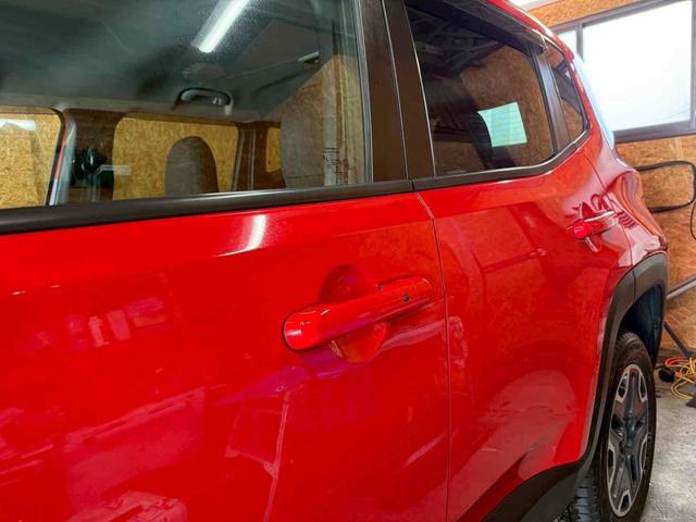 ジープ・レネゲード トレイルホーク　４ＷＤ　ドライブレコーダー　バックカメラ　オートクルーズコントロール　ナビ　オートライト　ＨＩＤ　アルミホイール　スマートキー　ＡＴ　盗難防止システム　ＡＢＳ　エアコン　パワーステアリング（57枚目）