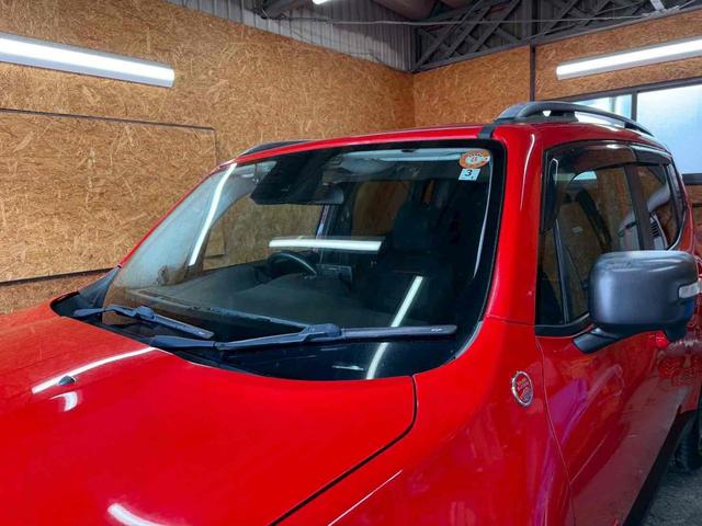 ジープ・レネゲード トレイルホーク　４ＷＤ　ドライブレコーダー　バックカメラ　オートクルーズコントロール　ナビ　オートライト　ＨＩＤ　アルミホイール　スマートキー　ＡＴ　盗難防止システム　ＡＢＳ　エアコン　パワーステアリング（65枚目）