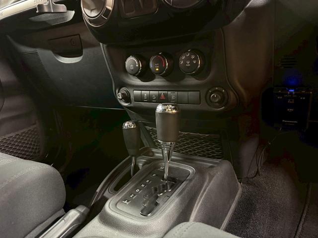 ジープ・ラングラー スポーツ 4WD ETC オートクルーズコントロール サンルーフ アルミホイール AT 盗難防止システム Bluetooth ABS エアコン パワーウィンドウ 運転席エアバッグ 助手席エアバッグ(5枚目)