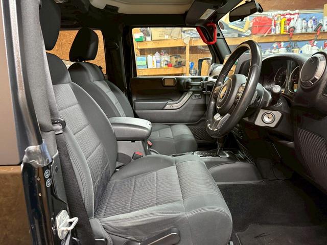 ジープ・ラングラー スポーツ 4WD ETC オートクルーズコントロール サンルーフ アルミホイール AT 盗難防止システム Bluetooth ABS エアコン パワーウィンドウ 運転席エアバッグ 助手席エアバッグ(6枚目)