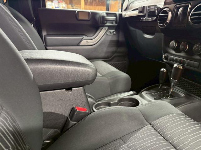 ジープ・ラングラー スポーツ 4WD ETC オートクルーズコントロール サンルーフ アルミホイール AT 盗難防止システム Bluetooth ABS エアコン パワーウィンドウ 運転席エアバッグ 助手席エアバッグ(11枚目)