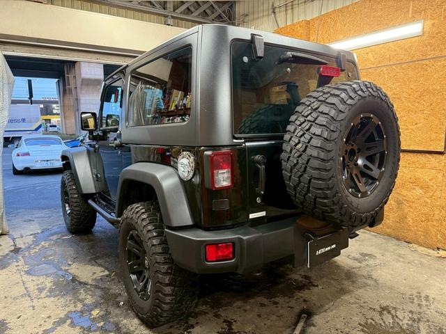 ジープ・ラングラー スポーツ 4WD ETC オートクルーズコントロール サンルーフ アルミホイール AT 盗難防止システム Bluetooth ABS エアコン パワーウィンドウ 運転席エアバッグ 助手席エアバッグ(16枚目)