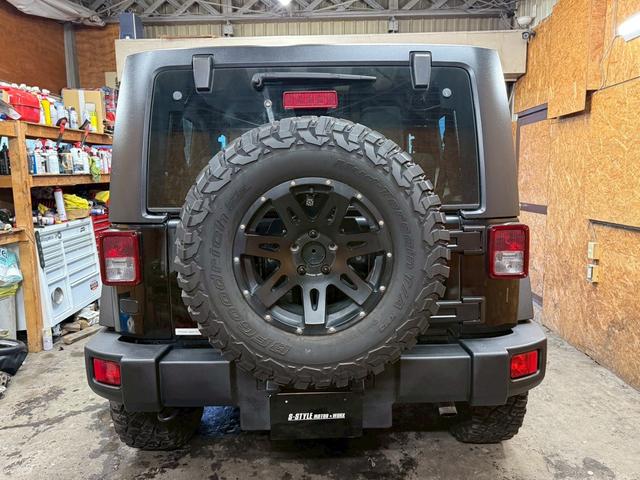 ジープ・ラングラー スポーツ 4WD ETC オートクルーズコントロール サンルーフ アルミホイール AT 盗難防止システム Bluetooth ABS エアコン パワーウィンドウ 運転席エアバッグ 助手席エアバッグ(17枚目)