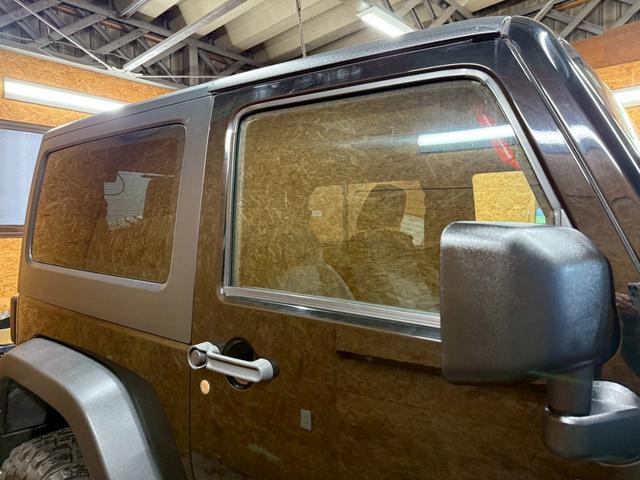 ジープ・ラングラー スポーツ 4WD ETC オートクルーズコントロール サンルーフ アルミホイール AT 盗難防止システム Bluetooth ABS エアコン パワーウィンドウ 運転席エアバッグ 助手席エアバッグ(19枚目)