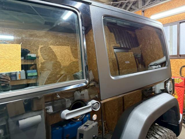 ジープ・ラングラー スポーツ 4WD ETC オートクルーズコントロール サンルーフ アルミホイール AT 盗難防止システム Bluetooth ABS エアコン パワーウィンドウ 運転席エアバッグ 助手席エアバッグ(22枚目)