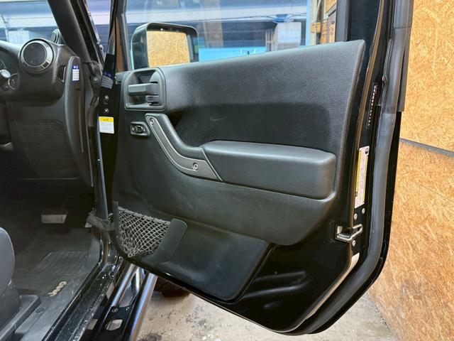 ジープ・ラングラー スポーツ 4WD ETC オートクルーズコントロール サンルーフ アルミホイール AT 盗難防止システム Bluetooth ABS エアコン パワーウィンドウ 運転席エアバッグ 助手席エアバッグ(25枚目)