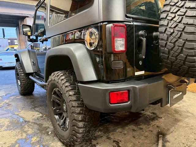 ジープ・ラングラー スポーツ 4WD ETC オートクルーズコントロール サンルーフ アルミホイール AT 盗難防止システム Bluetooth ABS エアコン パワーウィンドウ 運転席エアバッグ 助手席エアバッグ(26枚目)