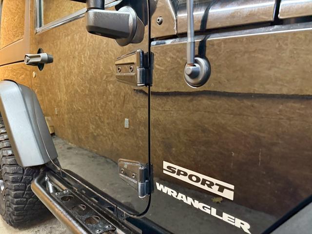 ジープ・ラングラー スポーツ 4WD ETC オートクルーズコントロール サンルーフ アルミホイール AT 盗難防止システム Bluetooth ABS エアコン パワーウィンドウ 運転席エアバッグ 助手席エアバッグ(27枚目)