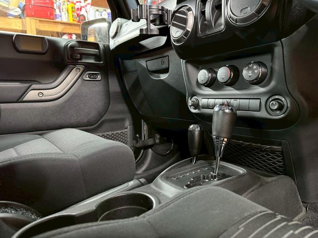 ジープ・ラングラー スポーツ 4WD ETC オートクルーズコントロール サンルーフ アルミホイール AT 盗難防止システム Bluetooth ABS エアコン パワーウィンドウ 運転席エアバッグ 助手席エアバッグ(30枚目)