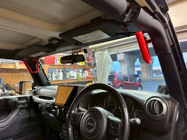 ジープ・ラングラー スポーツ 4WD ETC オートクルーズコントロール サンルーフ アルミホイール AT 盗難防止システム Bluetooth ABS エアコン パワーウィンドウ 運転席エアバッグ 助手席エアバッグ(33枚目)