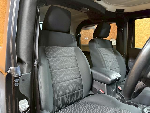 ジープ・ラングラー スポーツ 4WD ETC オートクルーズコントロール サンルーフ アルミホイール AT 盗難防止システム Bluetooth ABS エアコン パワーウィンドウ 運転席エアバッグ 助手席エアバッグ(39枚目)