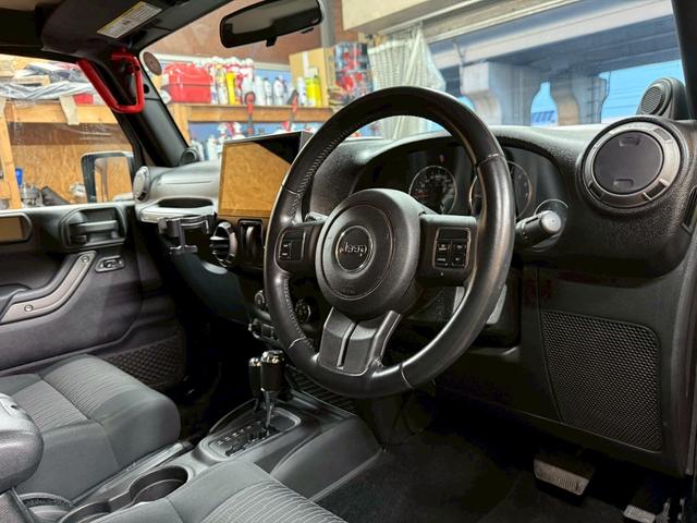 ジープ・ラングラー スポーツ 4WD ETC オートクルーズコントロール サンルーフ アルミホイール AT 盗難防止システム Bluetooth ABS エアコン パワーウィンドウ 運転席エアバッグ 助手席エアバッグ(40枚目)