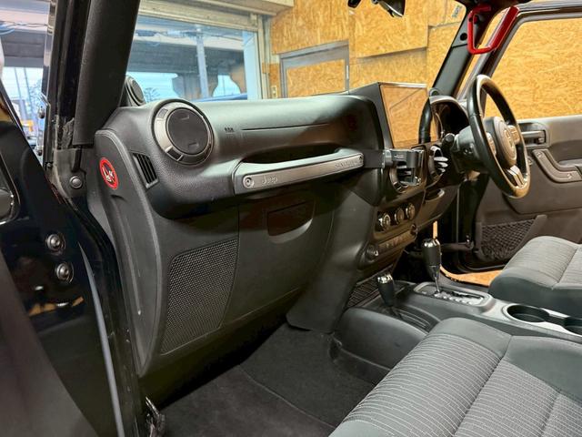 ジープ・ラングラー スポーツ 4WD ETC オートクルーズコントロール サンルーフ アルミホイール AT 盗難防止システム Bluetooth ABS エアコン パワーウィンドウ 運転席エアバッグ 助手席エアバッグ(42枚目)