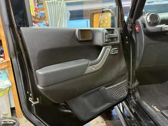 ジープ・ラングラー スポーツ 4WD ETC オートクルーズコントロール サンルーフ アルミホイール AT 盗難防止システム Bluetooth ABS エアコン パワーウィンドウ 運転席エアバッグ 助手席エアバッグ(44枚目)