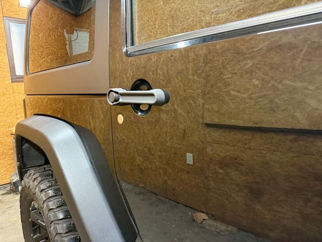 ジープ・ラングラー スポーツ 4WD ETC オートクルーズコントロール サンルーフ アルミホイール AT 盗難防止システム Bluetooth ABS エアコン パワーウィンドウ 運転席エアバッグ 助手席エアバッグ(45枚目)