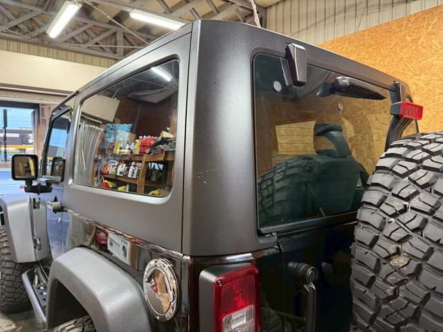 ジープ・ラングラー スポーツ 4WD ETC オートクルーズコントロール サンルーフ アルミホイール AT 盗難防止システム Bluetooth ABS エアコン パワーウィンドウ 運転席エアバッグ 助手席エアバッグ(47枚目)